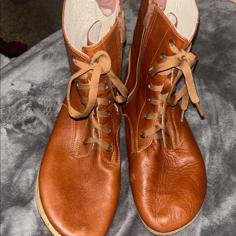 Beautiful lace-up & side-zip leather boots
